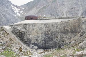 Ligne Maginot - PAS DU ROC - (Ouvrage d'artillerie) - Bloc 2
Cloche VDP et façade dans laquelle on devine l'ouverture obturée du créneau optique