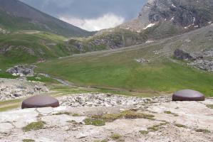 Ligne Maginot - PAS DU ROC - (Ouvrage d'artillerie) - Bloc 1
Les deux cloches JM couvrent le vallon menant au col du Fréjus
