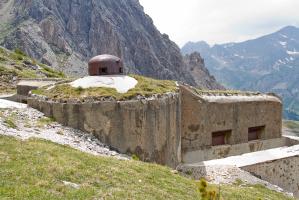 Ligne Maginot - PAS DU ROC - (Ouvrage d'artillerie) - Bloc 4
A gauche de la cloche GFM on aperçoit les créneaux de 50. A droite les créneaux des mortiers de 81.