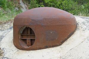 Ligne Maginot - LAVOIR - (Ouvrage d'artillerie) - Entrée munitions
Cloche JM 
Jamais armé, son créneau a été obturé par une plaque métallique (issue de secours)