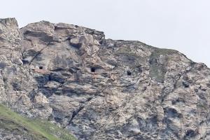 Ligne Maginot - TURRA - (Casemate d'artillerie) - Les 4 embrasures sous roc. Celle de droite est modifiée et réduite, afin de servir d'observatoire 
