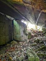 Ligne Maginot - WASENBERG 7 - (Blockhaus pour arme infanterie) - Intérieur des ruines du blockhaus : l'un des murs a été soufflé, provoquant l'effondrement du toit.