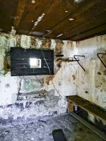 Ligne Maginot - WASENBERG 6 - (Blockhaus pour arme infanterie) - L'intérieur du blockhaus, qui a été retapé avec du bois. Sans doute une seconde vie pour de la chasse.