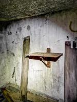 Ligne Maginot - A4 - (Chambre de coupure) - Dans le local téléphonique, il reste une étagère murale