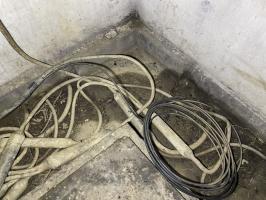 Ligne Maginot - B1 - (Chambre de coupure) - Un des câbles est relié à un câble beaucoup plus moderne... tentative de modernisation ?