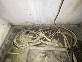 Ligne Maginot - B1 - (Chambre de coupure) - Arrivées et / ou départ des câbles téléphoniques