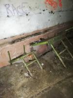 Ligne Maginot - BOVENBERG - A27 - (Ouvrage d'infanterie) - Tables et chaises cassés (à cause des poussées  d'anhydrite présente dans le sol) situées dans la galerie principale vers le bloc 6.