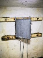 Ligne Maginot - BV2 - (Chambre de coupure) - Le boîtier répartiteur de marque LMRT, encore en place.

Ce boitier n'est cependant pas d'origine, il a été posé en remplacement des précédents lors de la modernisation du réseau dans les années 50.