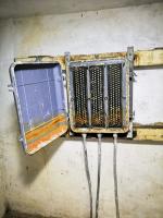 Ligne Maginot - BV2 - (Chambre de coupure) - Ouverture du boîtier répartiteur de marque LMRT.
Détails sur les différentes connexions.

Ce boitier n'est cependant pas d'origine, il a été posé en remplacement des précédents lors de la modernisation du réseau dans les années 50.