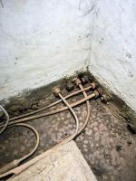 Ligne Maginot - BV2 - (Chambre de coupure) - Les arrivées de câbles téléphoniques. Noter les presse étoupes destinés à garantir l'étanchéité des entrées de câble.

Un câble est coupé (correspondant à une liaison abandonnée) et les câbles restant correspondent aux nappes reliant la chambre vers les chambres V et BV1; 38 et 14 paires dans chaque direction)