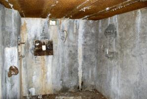 Ligne Maginot - FERME DE HEILIGENBRONN - (153° RIF - 59° RAMF) - (PC de Sous-Secteur) - Pièce avec 2 créneaux pour FM et une goulotte lance grenades