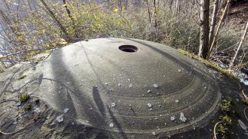 Ligne Maginot - FROHMUHL (PC DU QUARTIER KAPELLENHOF - II/153° RIF) - (Abri) - Détail de la cloche Guetteur Fusil Mitrailleur du coffre d'entrée Est . Alésage et rainurage pour le montage d'un périscope F1 ouF2.