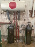 Ligne Maginot - SAINT ROCH (SHR) - (Ouvrage d'artillerie) - L'usine électrique 
Bouteille d'air comprimée pour le lancement des moteurs et réservoir journalier de gas-oil en partie haute.