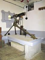 Ligne Maginot - 86 - ASCHENBACH - (Casemate d'infanterie - double) - Mitrailleuse montée sur son trépied et posé sur support bétonné