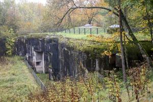 Ligne Maginot - SIMSERHOF - (Ouvrage d'artillerie) - Bloc 1
Vue d'ensemble du bloc, dominé par sa tourelle mitrailleuse et la cloche GFM. Noter le créneau FM de défense du fossé diamant.