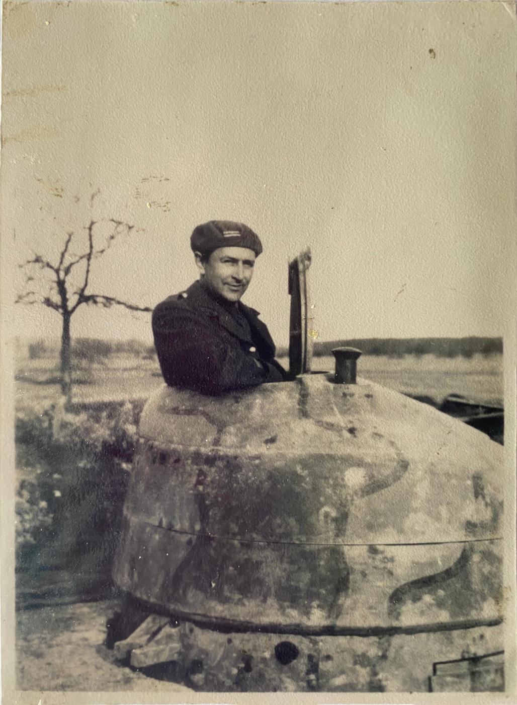 Ligne Maginot - HATTEN OUEST (TD N° 315 ?) - (Cuve pour arme d'infanterie) - Le Lt Allibert dans la tourelle démontable n° 315, PA n°7 Route de Hatten-Buhl