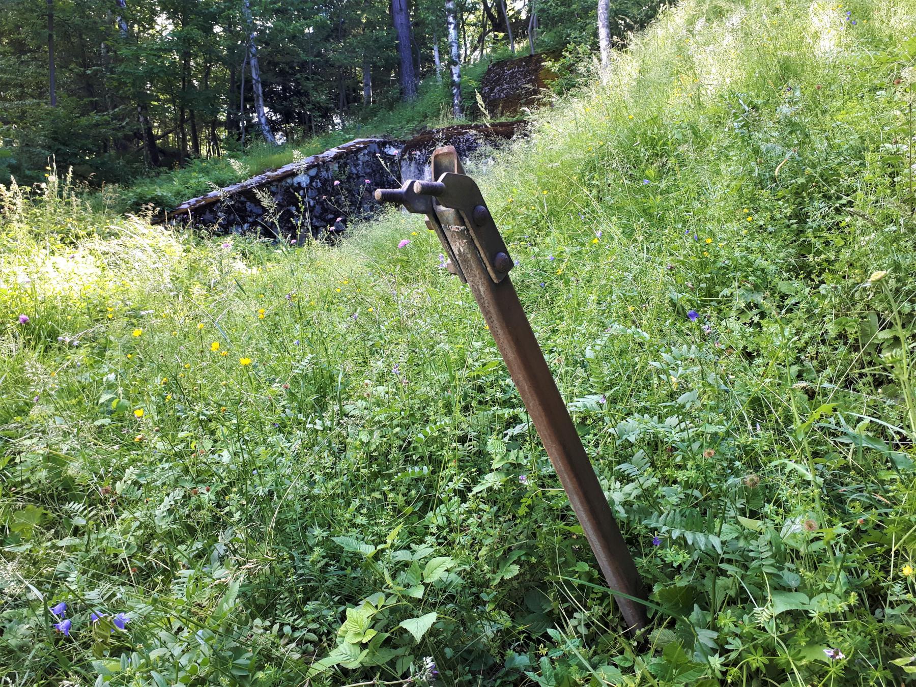 Ligne Maginot - AMODON - (Abri) - A coté de l'entrée Nord
Probablement le support d'un poteau d'alimentation électrique extérieur
