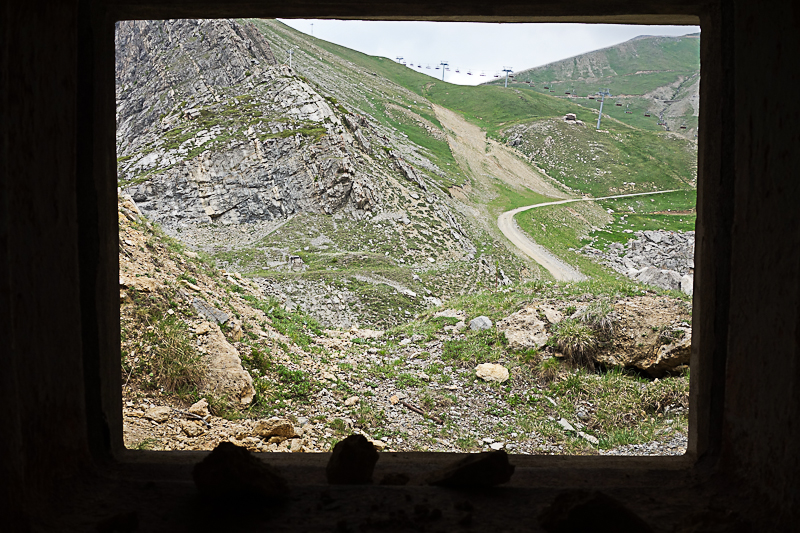 Ligne Maginot - PAS DU ROC - (Ouvrage d'artillerie) - Bloc 1
Vue à travers le créneau de mitrailleuse couvrant le Col d'Arrondaz