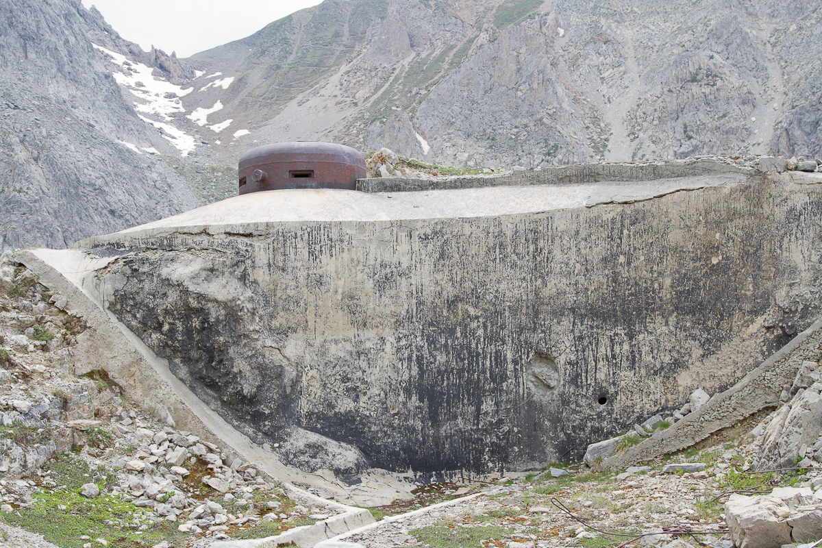 Ligne Maginot - PAS DU ROC - (Ouvrage d'artillerie) - Bloc 2
Cloche VDP et façade dans laquelle on devine l'ouverture obturée du créneau optique
