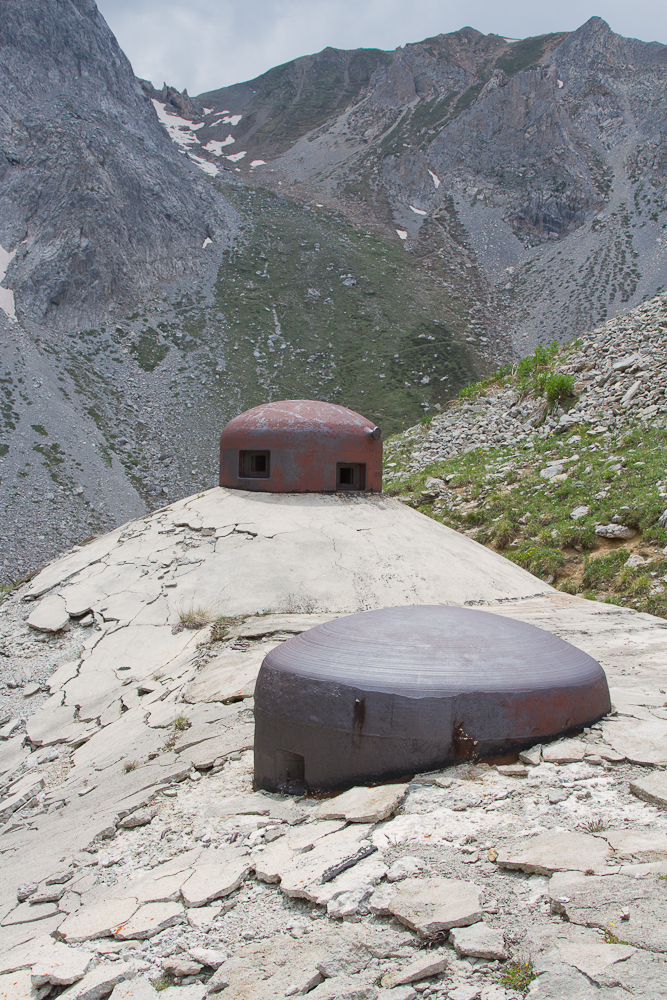 Ligne Maginot - PAS DU ROC - (Ouvrage d'artillerie) - Bloc 1
Cloche JM et cloche GFM. A l'arrière-plan le col du Petit Argentier 