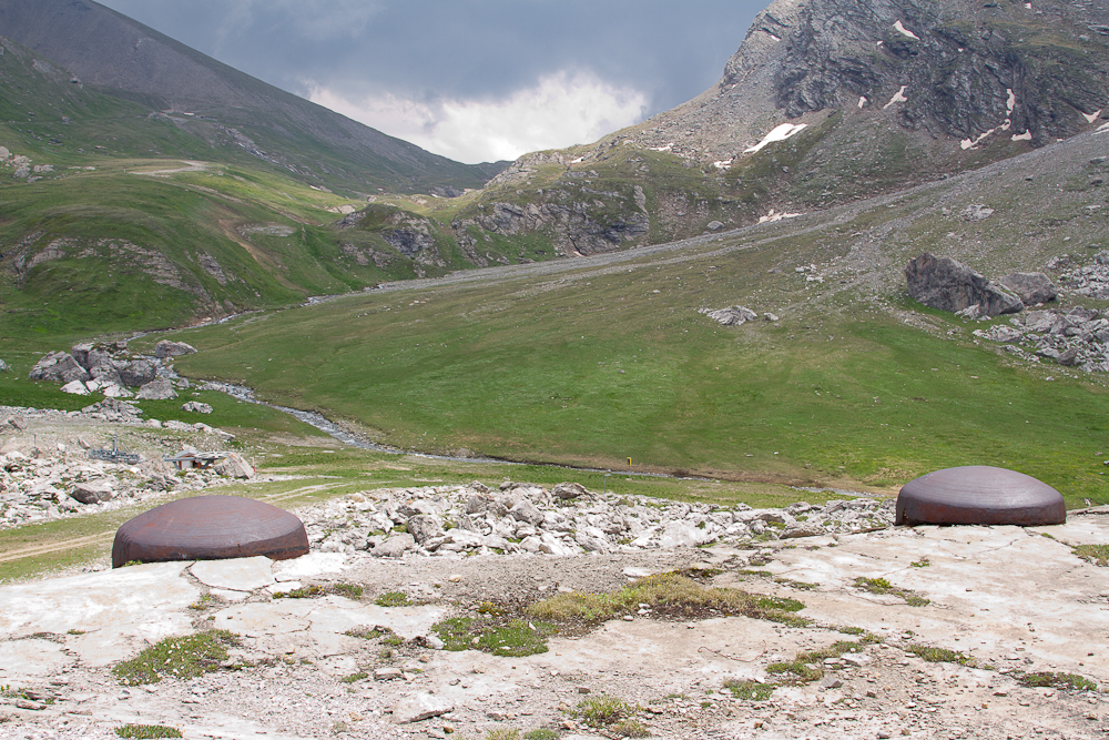 Ligne Maginot - PAS DU ROC - (Ouvrage d'artillerie) - Bloc 1
Les deux cloches JM couvrent le vallon menant au col du Fréjus