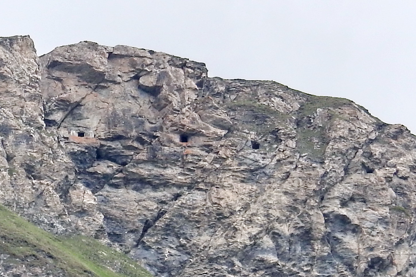 Ligne Maginot - TURRA - (Casemate d'artillerie) - Les 4 embrasures sous roc. Celle de droite est modifiée et réduite, afin de servir d'observatoire 