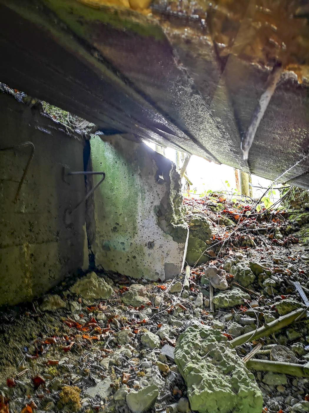 Ligne Maginot - WASENBERG 7 - (Blockhaus pour arme infanterie) - Intérieur des ruines du blockhaus : l'un des murs a été soufflé, provoquant l'effondrement du toit.