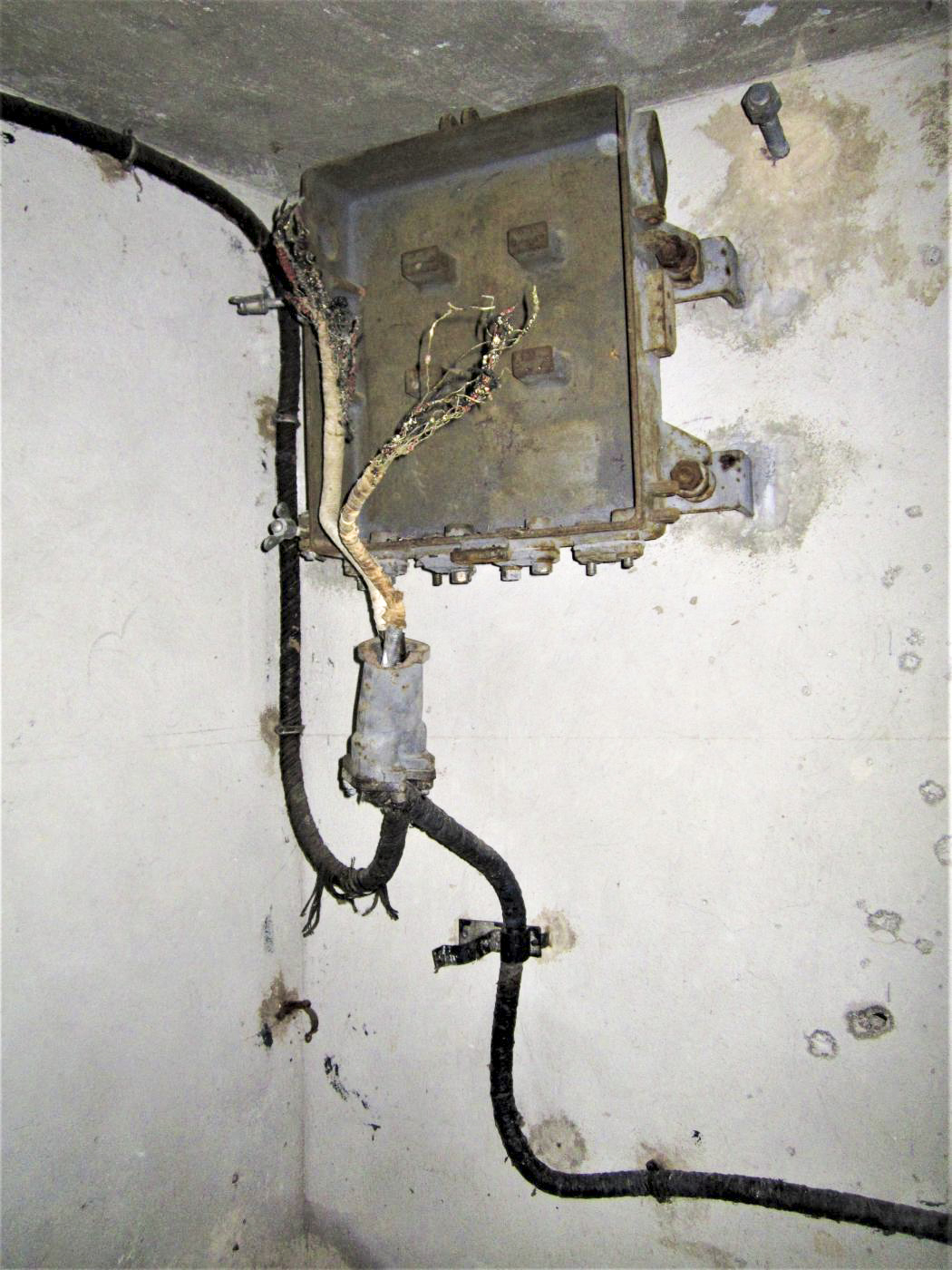 Ligne Maginot - AMODON - (Observatoire d'infanterie) - Boite de coupure et arrivée des câbles téléphoniques, le couvercle à disparu... - Gregory Fuchs