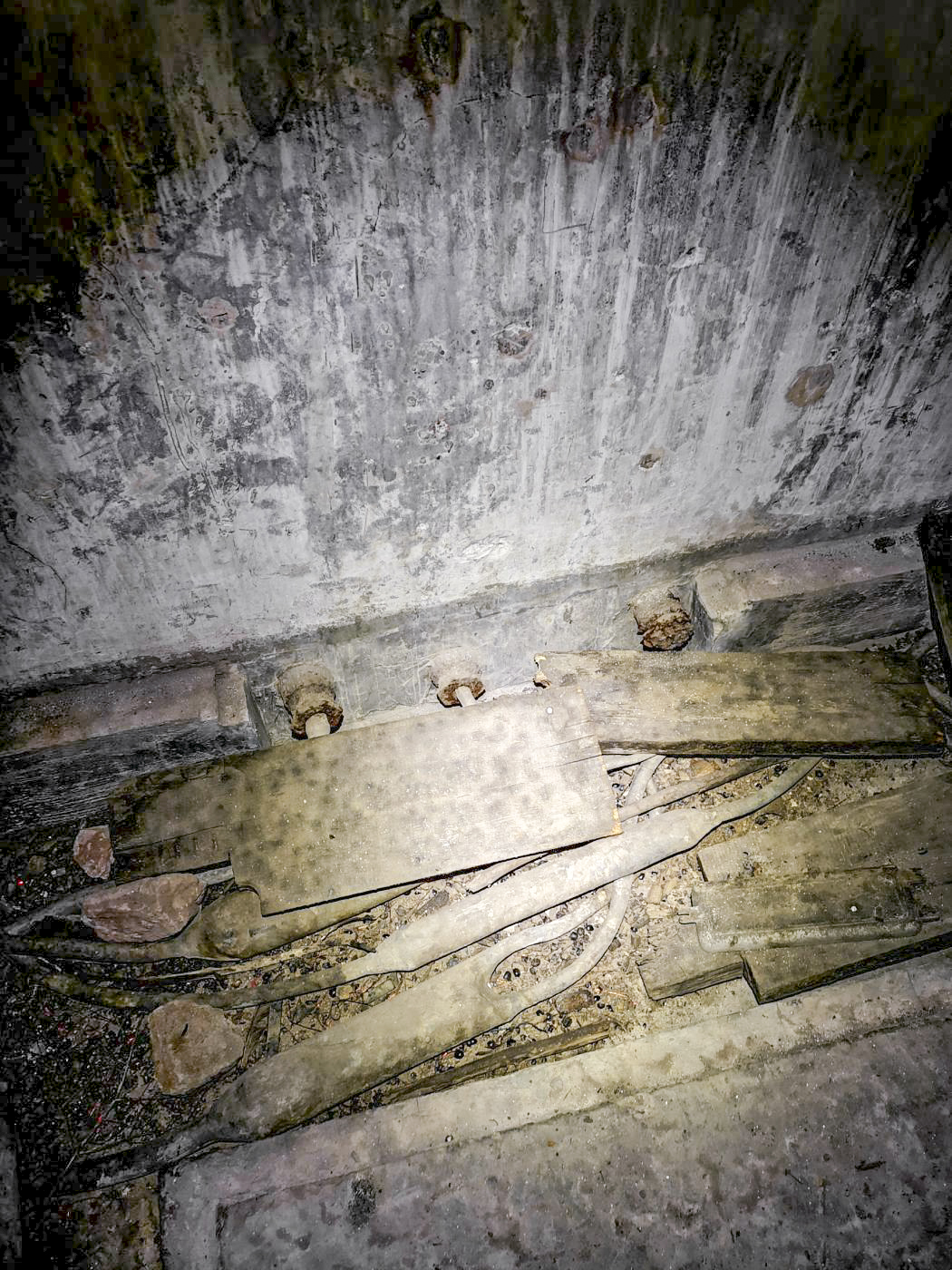 Ligne Maginot - A4 - (Chambre de coupure) - Arrivée ou départ des câbles téléphoniques