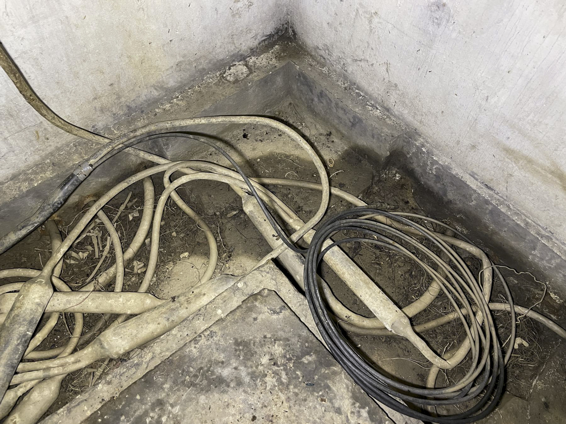 Ligne Maginot - B1 - (Chambre de coupure) - Un des câbles est relié à un câble beaucoup plus moderne... tentative de modernisation ?
