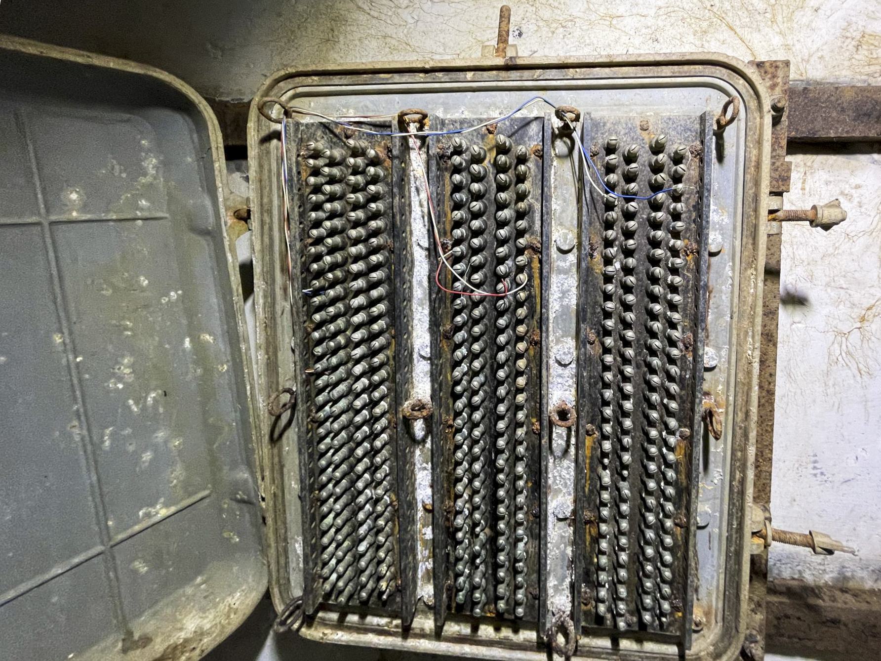 Ligne Maginot - B1 - (Chambre de coupure) - Intérieur du répartiteur téléphonique modernisés:  les connexions - DK_Antoine4