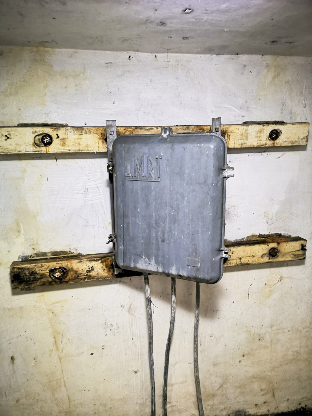 Ligne Maginot - BV2 - (Chambre de coupure) - Le boîtier répartiteur de marque LMRT, encore en place.

Ce boitier n'est cependant pas d'origine, il a été posé en remplacement des précédents lors de la modernisation du réseau dans les années 50.