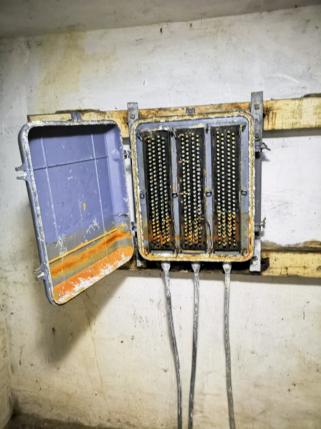Ligne Maginot - BV2 - (Chambre de coupure) - Ouverture du boîtier répartiteur de marque LMRT.
Détails sur les différentes connexions.

Ce boitier n'est cependant pas d'origine, il a été posé en remplacement des précédents lors de la modernisation du réseau dans les années 50.