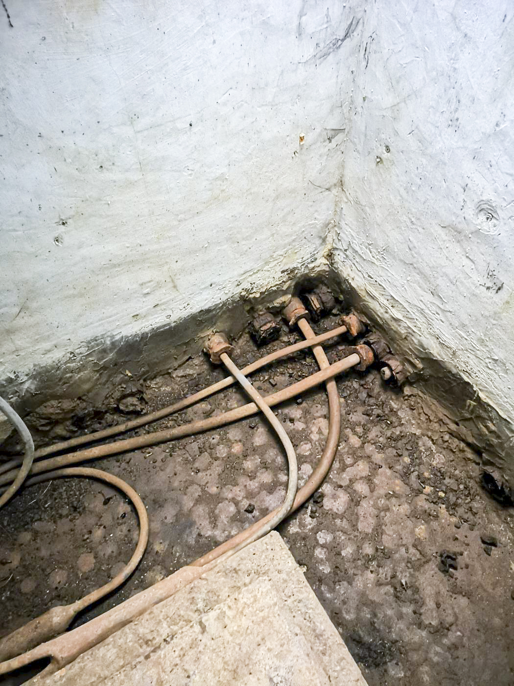 Ligne Maginot - BV2 - (Chambre de coupure) - Les arrivées de câbles téléphoniques. Noter les presse étoupes destinés à garantir l'étanchéité des entrées de câble.

Un câble est coupé (correspondant à une liaison abandonnée) et les câbles restant correspondent aux nappes reliant la chambre vers les chambres V et BV1; 38 et 14 paires dans chaque direction)