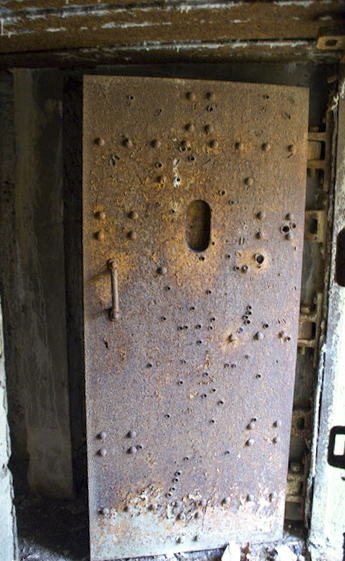 Ligne Maginot - FERME DE HEILIGENBRONN - (153° RIF - 59° RAMF) - (PC de Sous-Secteur) - Plusieurs impacts sur la porte