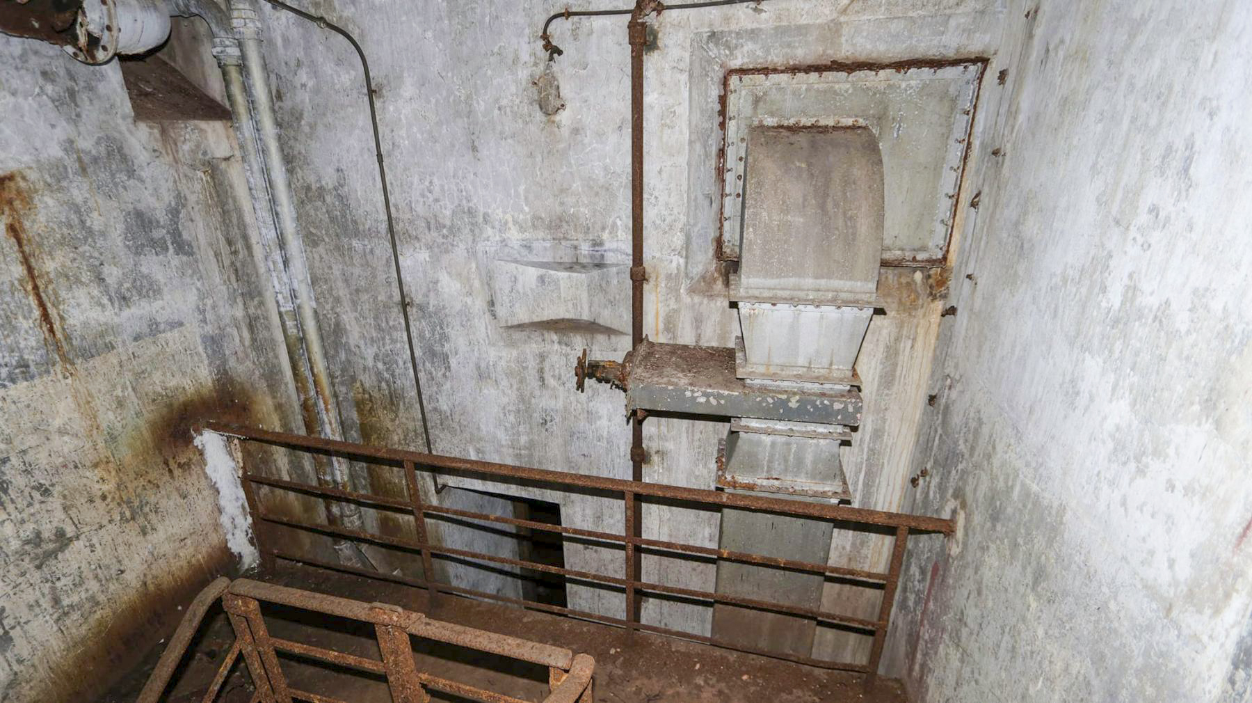 Ligne Maginot - FROHMUHL (PC DU QUARTIER KAPELLENHOF - II/153° RIF) - (Abri) - Haut du coffre  d'entrée Ouest
Prise d'air