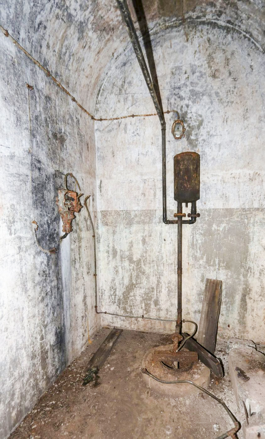 Ligne Maginot - FROHMUHL (PC DU QUARTIER KAPELLENHOF - II/153° RIF) - (Abri) - Le puits alimentant l'abri en eau
Cloche à air de la pompe immergée Mengin, remplacée après guerre par une pompe immergée électrique