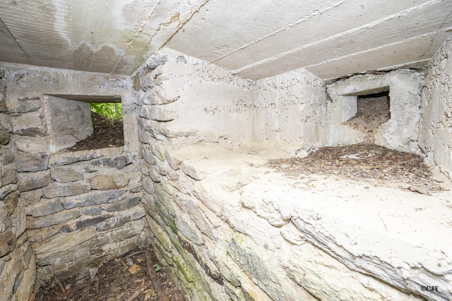 Ligne Maginot - AMODON 1 - (Blockhaus pour arme infanterie) - Vue interne sur les deux créneaux - Lia VERMEULEN