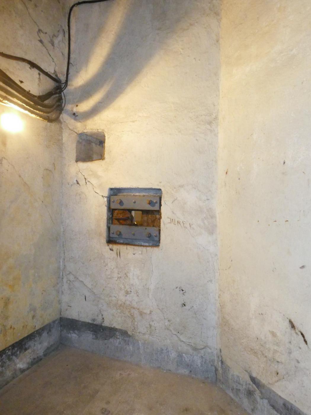 Ligne Maginot - SAINT ROCH (SHR) - (Ouvrage d'artillerie) - Bloc 1
Créneau intérieur de défense