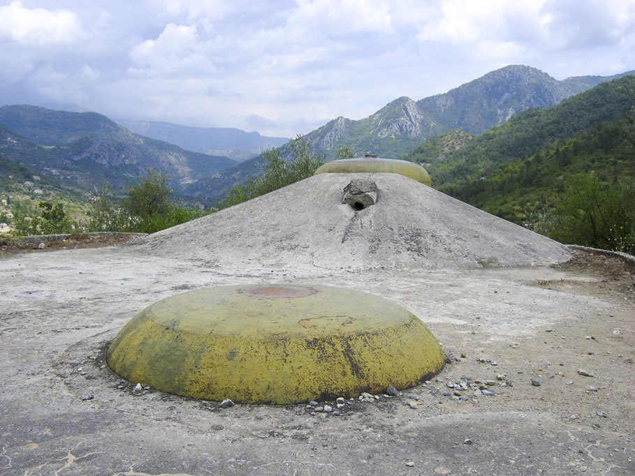 Ligne Maginot - SAINT ROCH (SHR) - (Ouvrage d'artillerie) - Bloc 3
La cloche lance grenade (LG) et au second plan, la cloche observatoire Vision Directe et Périscopique (VDP)
