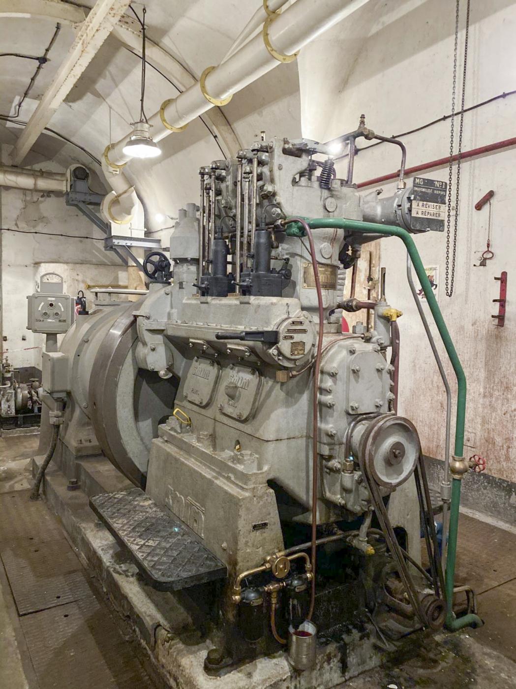 Ligne Maginot - SAINT ROCH (SHR) - (Ouvrage d'artillerie) - L'usine électrique 
Moteurs SMIM 2SR 19 
50CV à 600 t/mn