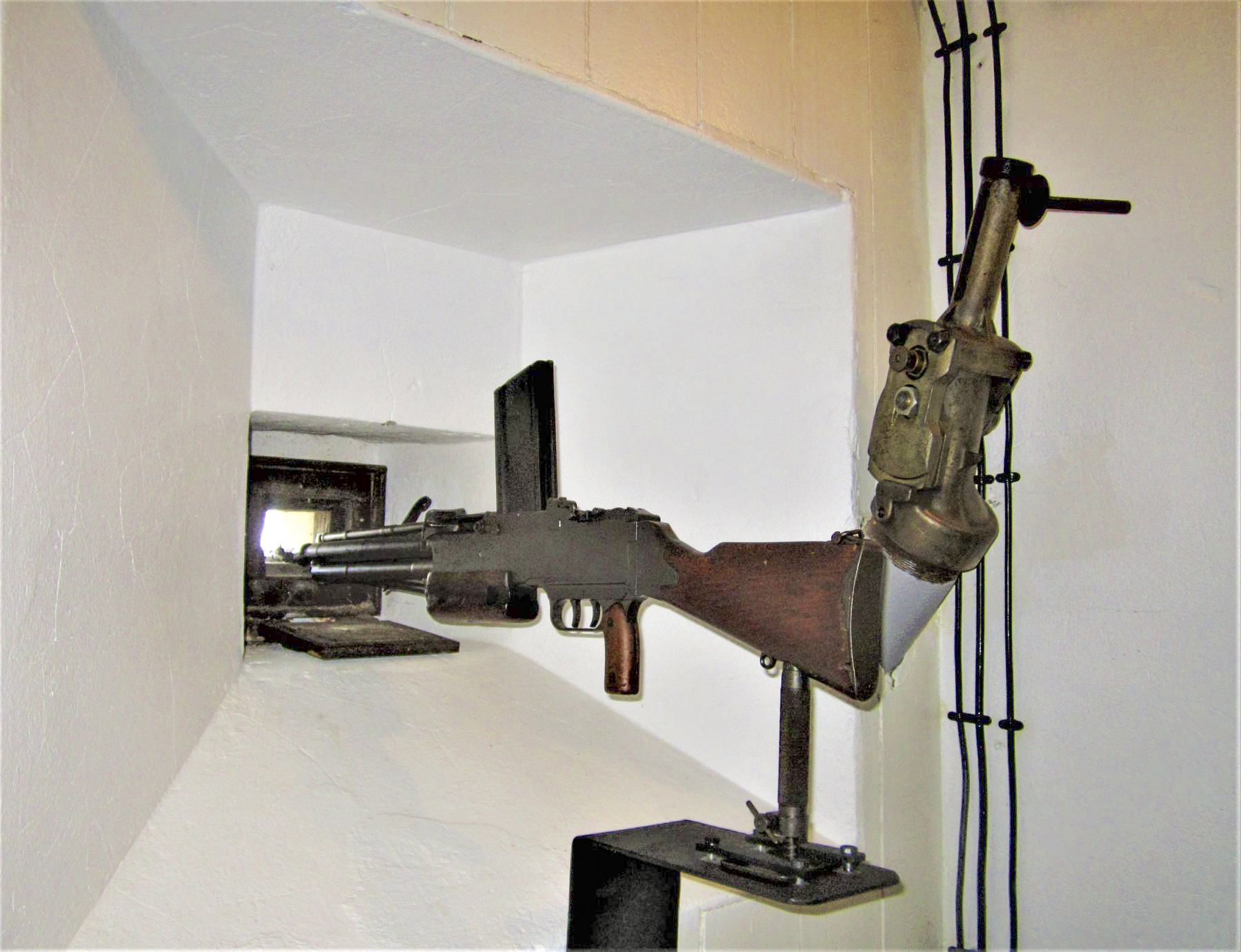 Ligne Maginot - 86 - ASCHENBACH - (Casemate d'infanterie - double) - Créneau FM de défense de l'entrée et goulotte à grenades