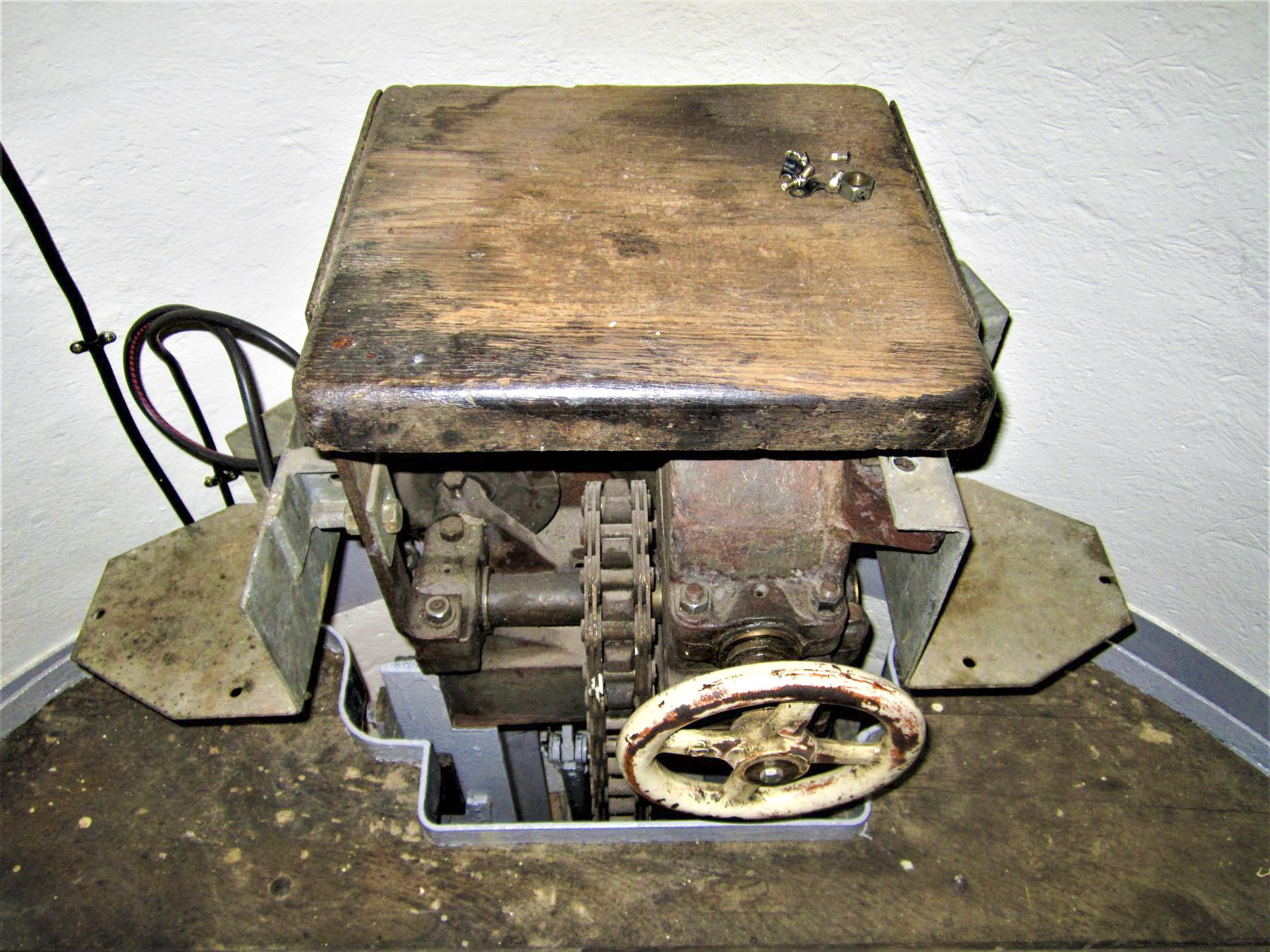 Ligne Maginot - 86 - ASCHENBACH - (Casemate d'infanterie - double) - Commande du plancher mobile et de chaque cotés l'emplacement des commandes du projecteur