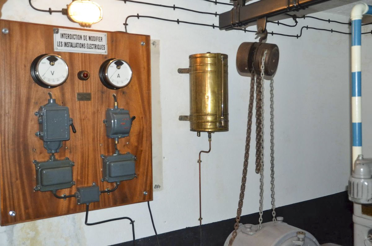 Ligne Maginot - 86 - ASCHENBACH - (Casemate d'infanterie - double) - Étage inférieur 
Tableau électrique du groupe et réservoir de gasoil journalier