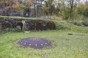 Ligne Maginot - SIMSERHOF - (Ouvrage d'artillerie) - Bloc 3
Tourelle de 81mm et le champignon blindé de prise d'air