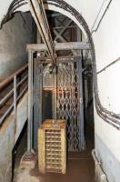 Ligne Maginot - SIMSERHOF - (Ouvrage d'artillerie) - Bloc 8
Pied du bloc
Le monte-charge du bloc avec un casier pour obus de 75 sur le monorail