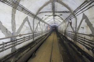 Ligne Maginot - SIMSERHOF - (Ouvrage d'artillerie) - Galeries de l'ouvrage
Noter les saignées faites pour  la mise en place du drainage dans les parements de la galerie
