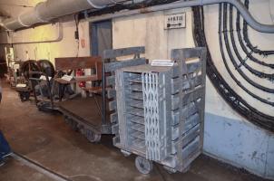 Ligne Maginot - SIMSERHOF - (Ouvrage d'artillerie) - Chariot pour le transport des chassis à munition (au 1er plan) et au second, wagonnet ayant transporté M.Churchill lors de la visite de l'ouvrage.