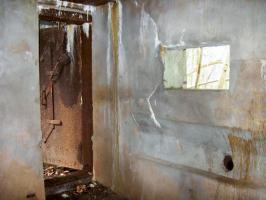 Ligne Maginot - HOLZSCHLAG 3 - (Blockhaus pour canon) - Chambre de tir mitrailleuse
Porte d'entrée et le créneau mitrailleuse