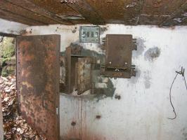 Ligne Maginot - KAPELLENHOFF 1 (AVANT POSTE) - (Blockhaus pour arme infanterie) - Vue intérieure du blockhaus
Noter le systéme de mise à feu du dispositif de destruction du carrefour (2P1), le central téléphonique à 4 directions et les protections de ligne.